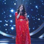 Priya Bapat Instagram – Music has my heart. 🎵❤️
“जर तर ची गोष्ट” या आमच्या नाटकाच्या टिमने “सुर नवा ध्यास नवा” या कार्यक्रमात हजेरी लावली आणि उत्तम सांगितिक अनुभव घेतला. 
आमच्या या नाटकात मी गाते सुध्दा 😄🎵 तेच गाणं या मंचावर अवधूत आणि महेश या संगीत तज्ञांसमोर सादर करता आलं हे माझं भाग्य आहे🥹🎵 
पहा रविवार १७डिसेंबर रात्री ९ वा. कलर्स मराठी वर.