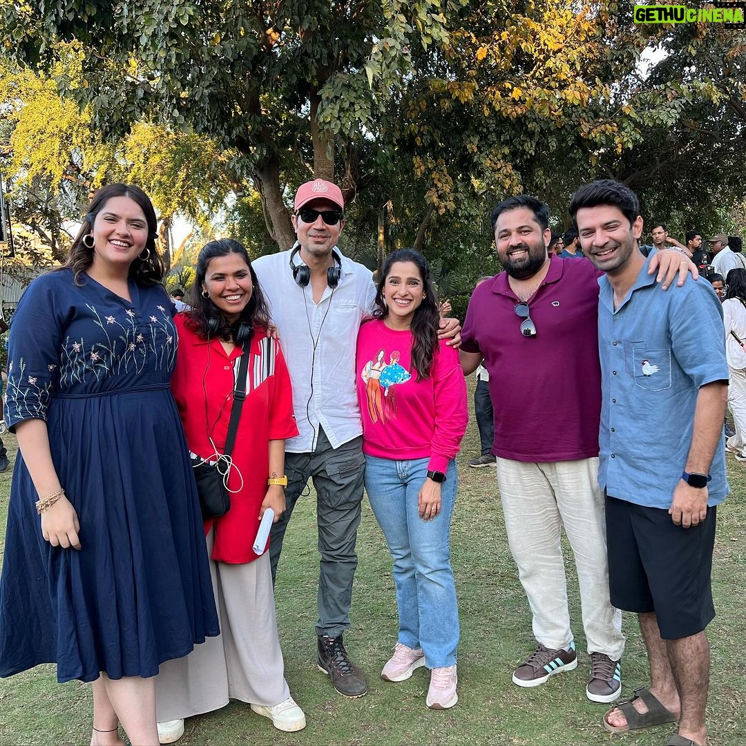 Priya Bapat Instagram - यारा ओ यारा मिलना हमारा जाने क्या रंग लाए गा 😄😄🤩🤩🤩 So so happy to be a part of this amazing team! What a joy it is to be on this set! So much love 🥰 @anjalidineshanand @barunsobti_says @khyati_pulao @barunsobti_says @imvicky.v @saurabh_kapade @nilampatel12 @cedo.co.in @shraddhakumar18 @raasshhmii #raatjawaanihai #sonyliv