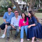 Priya Bapat Instagram - यारा ओ यारा मिलना हमारा जाने क्या रंग लाए गा 😄😄🤩🤩🤩 So so happy to be a part of this amazing team! What a joy it is to be on this set! So much love 🥰 @anjalidineshanand @barunsobti_says @khyati_pulao @barunsobti_says @imvicky.v @saurabh_kapade @nilampatel12 @cedo.co.in @shraddhakumar18 @raasshhmii #raatjawaanihai #sonyliv