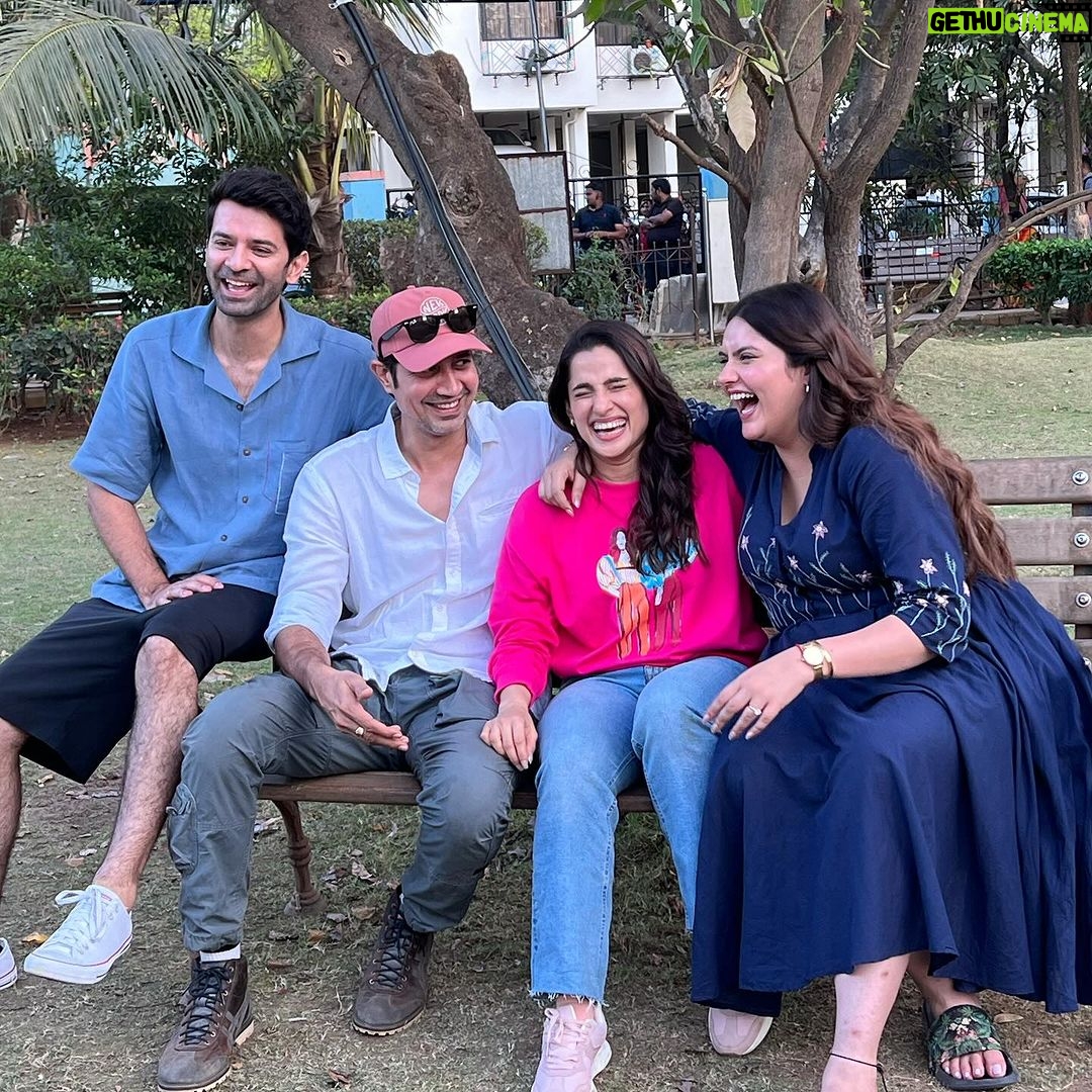 Priya Bapat Instagram - यारा ओ यारा मिलना हमारा जाने क्या रंग लाए गा 😄😄🤩🤩🤩 So so happy to be a part of this amazing team! What a joy it is to be on this set! So much love 🥰 @anjalidineshanand @barunsobti_says @khyati_pulao @barunsobti_says @imvicky.v @saurabh_kapade @nilampatel12 @cedo.co.in @shraddhakumar18 @raasshhmii #raatjawaanihai #sonyliv