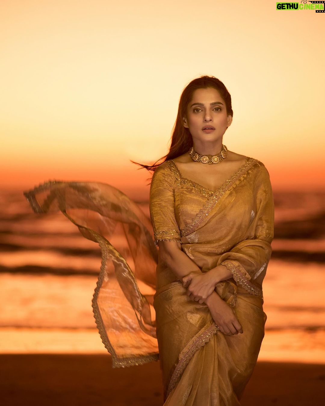 Priya Bapat Instagram - Itโs magical. Itโs the golden hour. This day was extremely special! Stay tuned to know why! Saree @rarstudio_official Jewellery @sangeetaboochra @aquamarine_jewellery Styled @bapatshweta ๐ธ @tejasnerurkarr my best ๐๐ Make up @saurabh_kapade Hair @nilampatel12
