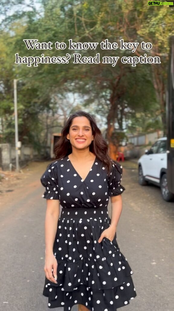 Priya Bapat Instagram - So, here’s the deal with happiness: It’s all about finding joy in the little things, being grateful, and not getting suck into judging people’s lives based on their social media. Seriously, social media is like a highlight reel – it doesn’t show the full picture. Life’s way bigger and meaningful than that, y’know! So, we should focus on our own journey instead of chasing happiness on social media. Do you agree folks 😄 P.S Irony; I am writing this on social media.