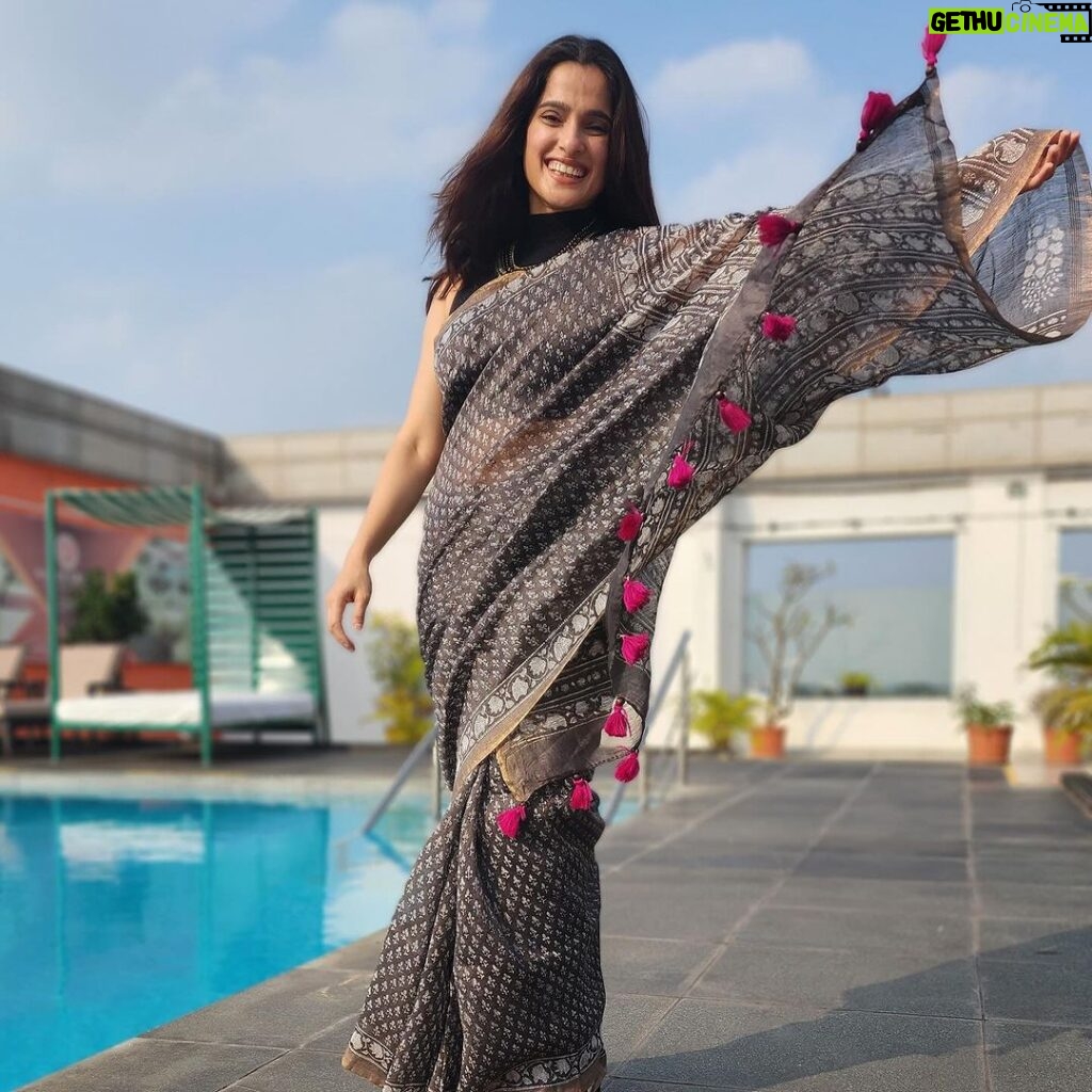 Priya Bapat Instagram - A lightweight handmade saree always puts a big smile on my face! My mom used to wear sarees all the time, even while traveling, finding them the most comfortable outfit. I began loving sarees because of her, and I quickly fell in love with this drape. The enduring love for sarees is one reason @bapatshweta and I started @sawenchi 😍🤌🏻