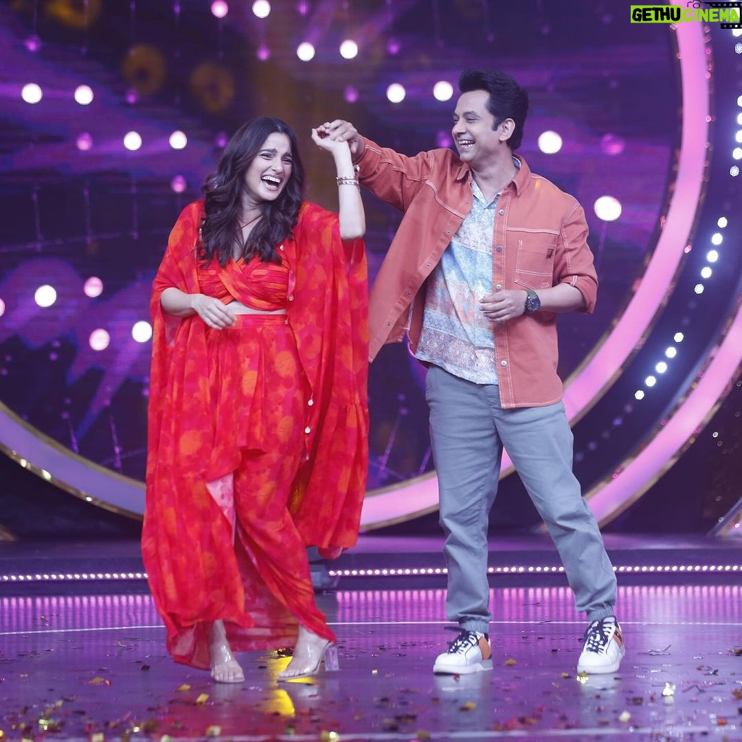 Priya Bapat Instagram - Music has my heart. ЁЯО╡тЭдя╕П тАЬрдЬрд░ рддрд░ рдЪреА рдЧреЛрд╖реНрдЯтАЭ рдпрд╛ рдЖрдордЪреНрдпрд╛ рдирд╛рдЯрдХрд╛рдЪреНрдпрд╛ рдЯрд┐рдордиреЗ тАЬрд╕реБрд░ рдирд╡рд╛ рдзреНрдпрд╛рд╕ рдирд╡рд╛тАЭ рдпрд╛ рдХрд╛рд░реНрдпрдХреНрд░рдорд╛рдд рд╣рдЬреЗрд░реА рд▓рд╛рд╡рд▓реА рдЖрдгрд┐ рдЙрддреНрддрдо рд╕рд╛рдВрдЧрд┐рддрд┐рдХ рдЕрдиреБрднрд╡ рдШреЗрддрд▓рд╛. рдЖрдордЪреНрдпрд╛ рдпрд╛ рдирд╛рдЯрдХрд╛рдд рдореА рдЧрд╛рддреЗ рд╕реБрдзреНрджрд╛ ЁЯШДЁЯО╡ рддреЗрдЪ рдЧрд╛рдгрдВ рдпрд╛ рдордВрдЪрд╛рд╡рд░ рдЕрд╡рдзреВрдд рдЖрдгрд┐ рдорд╣реЗрд╢ рдпрд╛ рд╕рдВрдЧреАрдд рддрдЬреНрдЮрд╛рдВрд╕рдореЛрд░ рд╕рд╛рджрд░ рдХрд░рддрд╛ рдЖрд▓рдВ рд╣реЗ рдорд╛рдЭрдВ рднрд╛рдЧреНрдп рдЖрд╣реЗЁЯе╣ЁЯО╡ рдкрд╣рд╛ рд░рд╡рд┐рд╡рд╛рд░ резренрдбрд┐рд╕реЗрдВрдмрд░ рд░рд╛рддреНрд░реА реп рд╡рд╛. рдХрд▓рд░реНрд╕ рдорд░рд╛рдареА рд╡рд░.