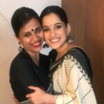 Priya Bapat Instagram - आज “दादा एक गुडन्यूज आहे” या नाटकाचा ३५० वा प्रयोग आहे. Formality नाही पण खरचं नाटक बसवतानाच्या अडचणींपासून ते कोव्हिड, मग खूप houseful चे बोर्ड, नवीन कलाकारांची entry, नवीन नाटकामुळे याच्या प्रयोगात पडलेला खंड, या सगळ्यातून बाहेर पडून हे नाटक ३५० चा टप्पा गाठतय. कल्याणीचं @kalyanipathare पहिलं नाटकं, नंदू सरांबरोबर आमची पहिली निर्मिती, अद्वैत @adwaitdadarkarofficial आणि सर्व टिमचं या नाटकावरच प्रेम हे सगळचं खूप special आहे. त्यासाठी सर्वांना खूप प्रेम आणि खूप Thank you! ही टिम खूप Special आहे आणि हे नाटकही कायम Most special राहील. @dadaekgoodnewsahe @arti.more18 @umesh.kamat @kalyanipathare @adwaitdadarkarofficial @amogh_phadake @saptiskarsameer @bapatshweta