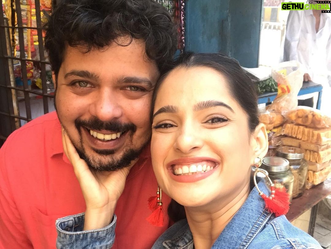 Priya Bapat Instagram - आज “दादा एक गुडन्यूज आहे” या नाटकाचा ३५० वा प्रयोग आहे. Formality नाही पण खरचं नाटक बसवतानाच्या अडचणींपासून ते कोव्हिड, मग खूप houseful चे बोर्ड, नवीन कलाकारांची entry, नवीन नाटकामुळे याच्या प्रयोगात पडलेला खंड, या सगळ्यातून बाहेर पडून हे नाटक ३५० चा टप्पा गाठतय. कल्याणीचं @kalyanipathare पहिलं नाटकं, नंदू सरांबरोबर आमची पहिली निर्मिती, अद्वैत @adwaitdadarkarofficial आणि सर्व टिमचं या नाटकावरच प्रेम हे सगळचं खूप special आहे. त्यासाठी सर्वांना खूप प्रेम आणि खूप Thank you! ही टिम खूप Special आहे आणि हे नाटकही कायम Most special राहील. @dadaekgoodnewsahe @arti.more18 @umesh.kamat @kalyanipathare @adwaitdadarkarofficial @amogh_phadake @saptiskarsameer @bapatshweta