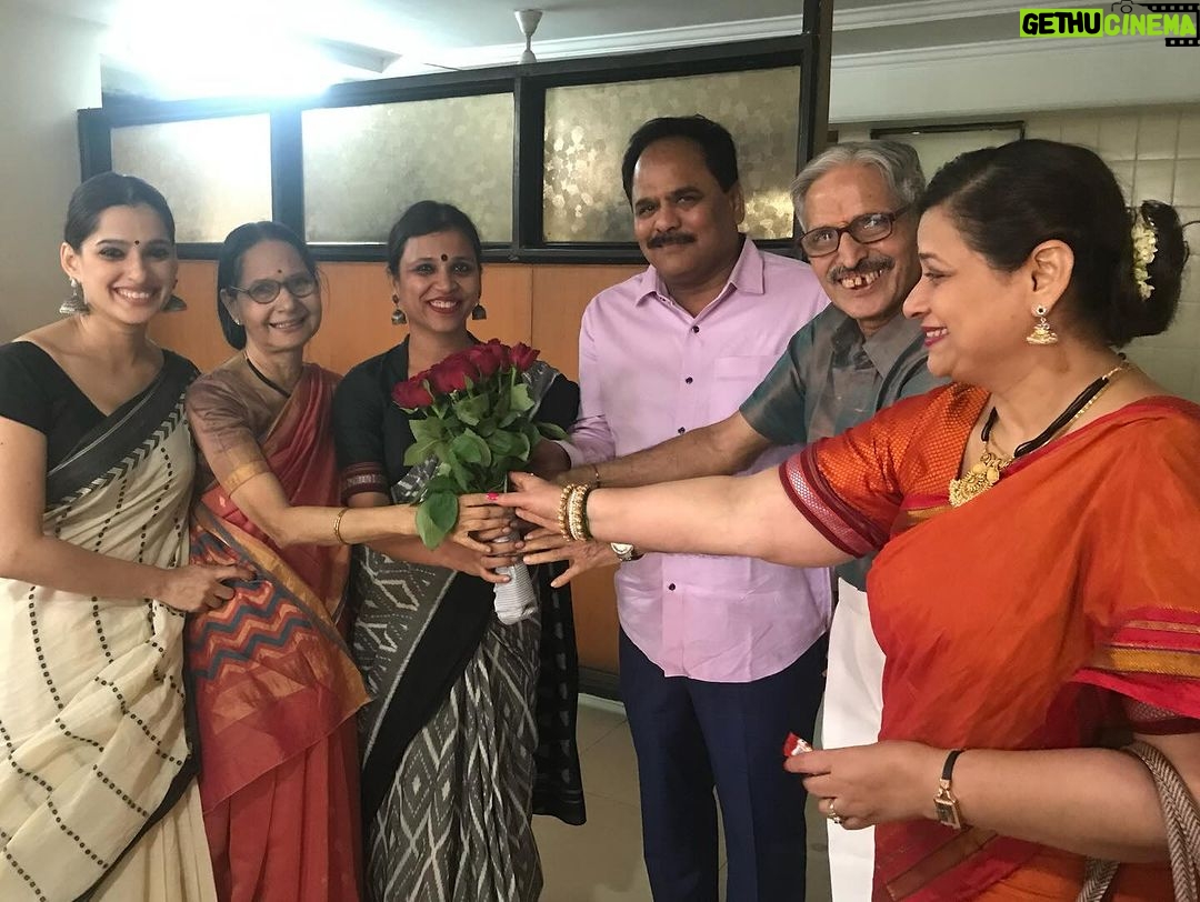 Priya Bapat Instagram - आज “दादा एक गुडन्यूज आहे” या नाटकाचा ३५० वा प्रयोग आहे. Formality नाही पण खरचं नाटक बसवतानाच्या अडचणींपासून ते कोव्हिड, मग खूप houseful चे बोर्ड, नवीन कलाकारांची entry, नवीन नाटकामुळे याच्या प्रयोगात पडलेला खंड, या सगळ्यातून बाहेर पडून हे नाटक ३५० चा टप्पा गाठतय. कल्याणीचं @kalyanipathare पहिलं नाटकं, नंदू सरांबरोबर आमची पहिली निर्मिती, अद्वैत @adwaitdadarkarofficial आणि सर्व टिमचं या नाटकावरच प्रेम हे सगळचं खूप special आहे. त्यासाठी सर्वांना खूप प्रेम आणि खूप Thank you! ही टिम खूप Special आहे आणि हे नाटकही कायम Most special राहील. @dadaekgoodnewsahe @arti.more18 @umesh.kamat @kalyanipathare @adwaitdadarkarofficial @amogh_phadake @saptiskarsameer @bapatshweta