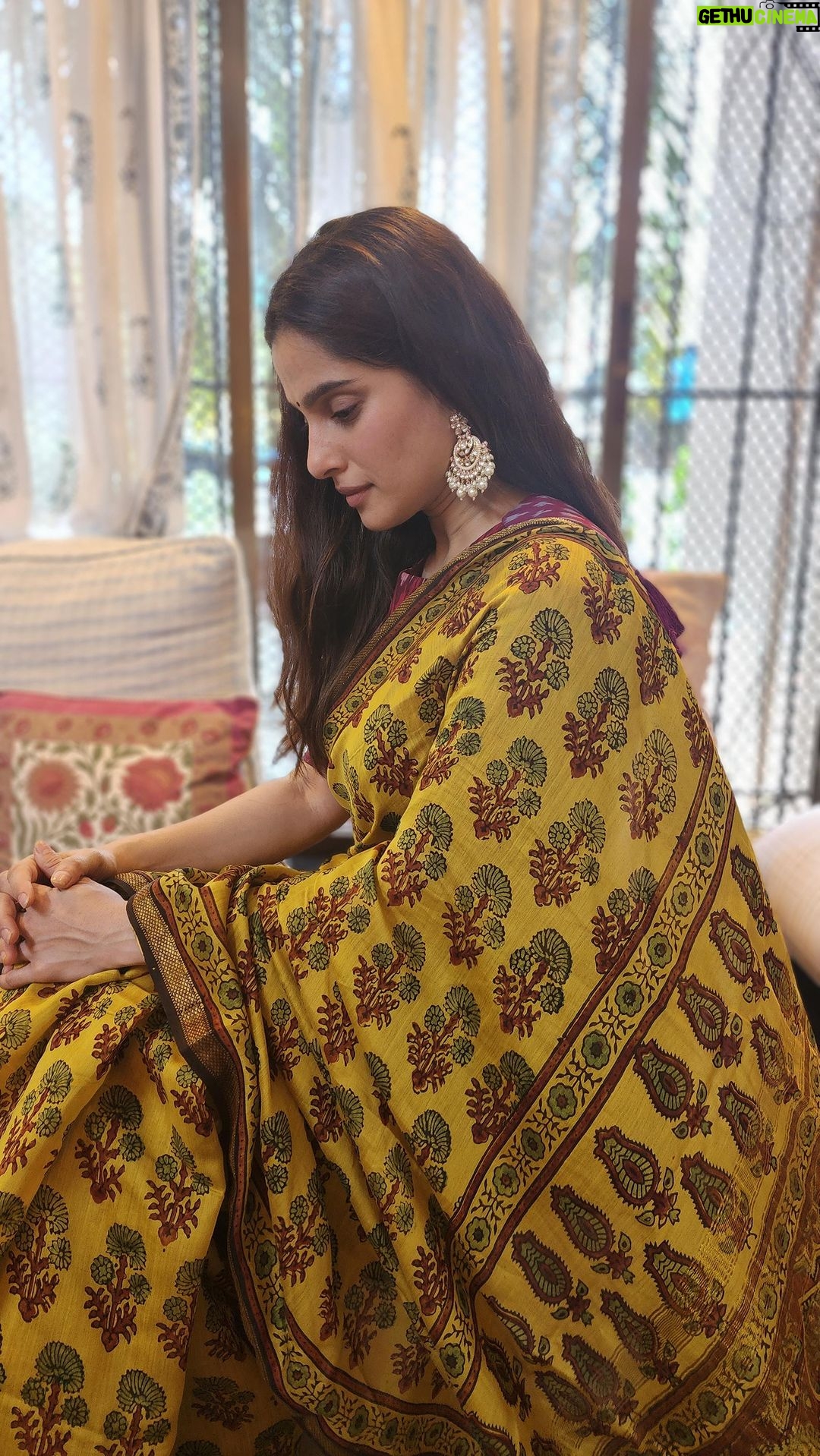 Priya Bapat Instagram - Our dearest Priya embracing the spirit of Ganesh Chaturthi in style! Flaunting Sawenchi’s ‘Manjal Saree,’ a vibrant yellow handloom Maheshwari Ajrakh print saree! 🌼💛 shop the fabulous look now! 🛍️ #GaneshChaturthi #FashionFiesta #SawenchiStyle