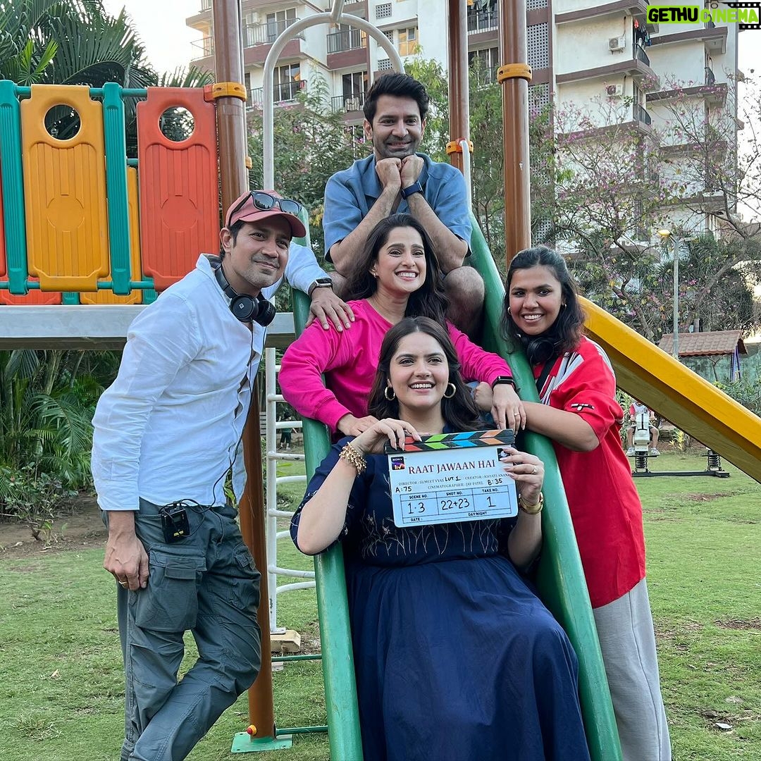 Priya Bapat Instagram - यारा ओ यारा मिलना हमारा जाने क्या रंग लाए गा 😄😄🤩🤩🤩 So so happy to be a part of this amazing team! What a joy it is to be on this set! So much love 🥰 @anjalidineshanand @barunsobti_says @khyati_pulao @barunsobti_says @imvicky.v @saurabh_kapade @nilampatel12 @cedo.co.in @shraddhakumar18 @raasshhmii #raatjawaanihai #sonyliv
