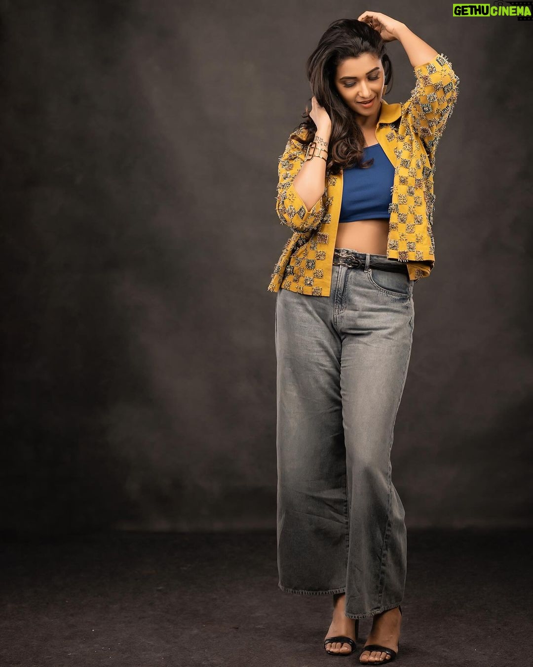 Priya Bhavani Shankar Instagram - #DemonteColony2 coming soon to haunt you trailer out now - link in Bio Wearing @yavi Jewellery @mykreshya Shoes @stevemaddenindia Styled by @malinikarthikeyan Style Team @harshene.ravichandar @hqrukmini @team___e MUA @makeupmaliksam Hair @makeover_ganesan Photography @arunprasath_photography