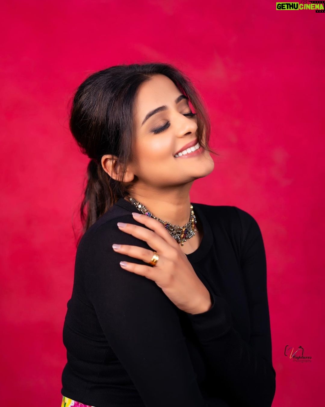 Priyamani Instagram - Fashion is what you buy β¦..style is what you do with it β€οΈπ€π©΅ππ§‘π€ππ Outfit : @surabhi.gandhi Jewellery : @tantra.brassjewellery Styling: @stylebyannapurna Team : @i.deekshasetti πΈ : @v_capturesphotography MUH : @pradeep_makeup @shobhahawale