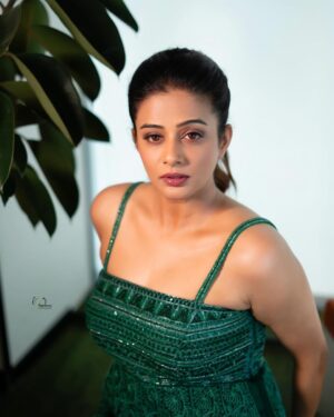 Priyamani Instagram - Feeling cute …might take over the world in this green dress💚💚💚

Outfit : @_anjali_jha_____ 
Stylist : @stylebyannapurna 
Team : @i.deekshasetti 
📸 : @v_capturesphotography 
MUH : @pradeep_makeup @shobhahawale 
#bhamakalapam2❤️