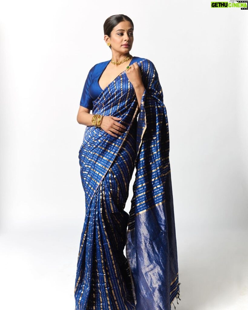 Priyamani Instagram - The charm of a saree never fades away .💙💙💙💙 For the trailer launch of #Article370💙💙 Saree : @labelsouravdas Jewellery : @romanarsinghaniofficial 📸 : @yash_vb Stylist : @theitembomb 💙❤️ MUH : @pradeep_makeup @shobhahawale