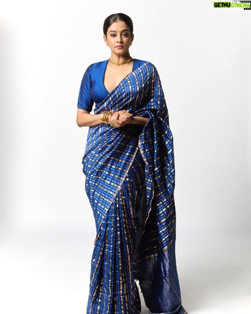 Priyamani Instagram - The charm of a saree never fades away .💙💙💙💙 For the trailer launch of #Article370💙💙 Saree : @labelsouravdas Jewellery : @romanarsinghaniofficial 📸 : @yash_vb Stylist : @theitembomb 💙❤ MUH : @pradeep_makeup @shobhahawale