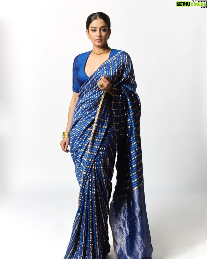 Priyamani Instagram - The charm of a saree never fades away .💙💙💙💙 For the trailer launch of #Article370💙💙 Saree : @labelsouravdas Jewellery : @romanarsinghaniofficial 📸 : @yash_vb Stylist : @theitembomb 💙❤️ MUH : @pradeep_makeup @shobhahawale