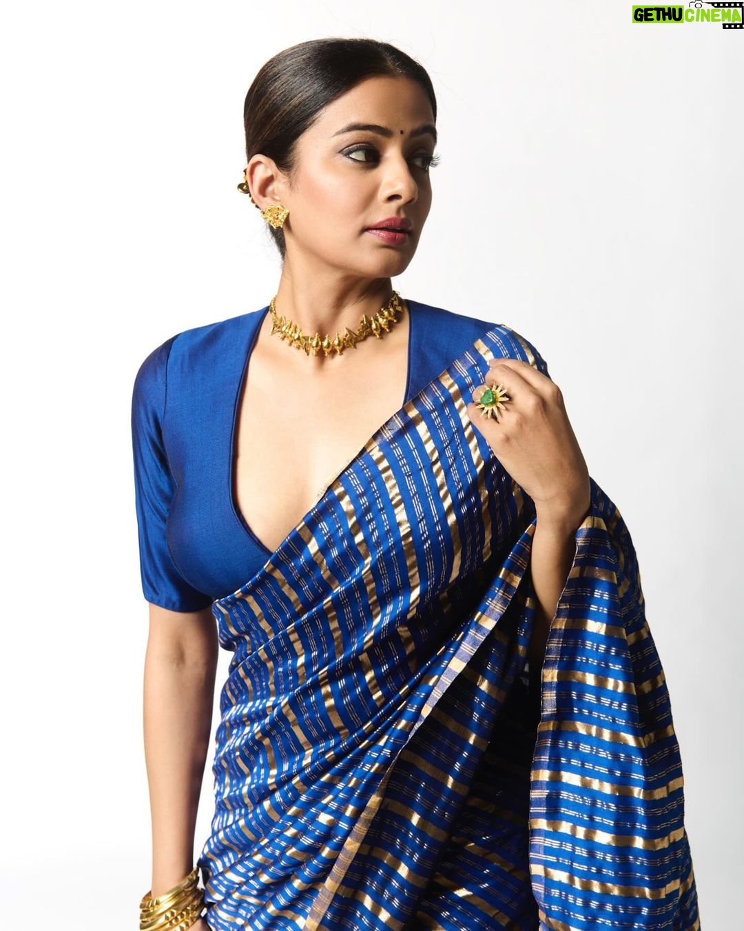 Priyamani Instagram - The charm of a saree never fades away .ππππ For the trailer launch of #Article370ππ Saree : @labelsouravdas Jewellery : @romanarsinghaniofficial πΈ : @yash_vb Stylist : @theitembomb πβ€οΈ MUH : @pradeep_makeup @shobhahawale