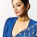 Priyamani Instagram - The charm of a saree never fades away .💙💙💙💙 For the trailer launch of #Article370💙💙 Saree : @labelsouravdas Jewellery : @romanarsinghaniofficial 📸 : @yash_vb Stylist : @theitembomb 💙❤️ MUH : @pradeep_makeup @shobhahawale