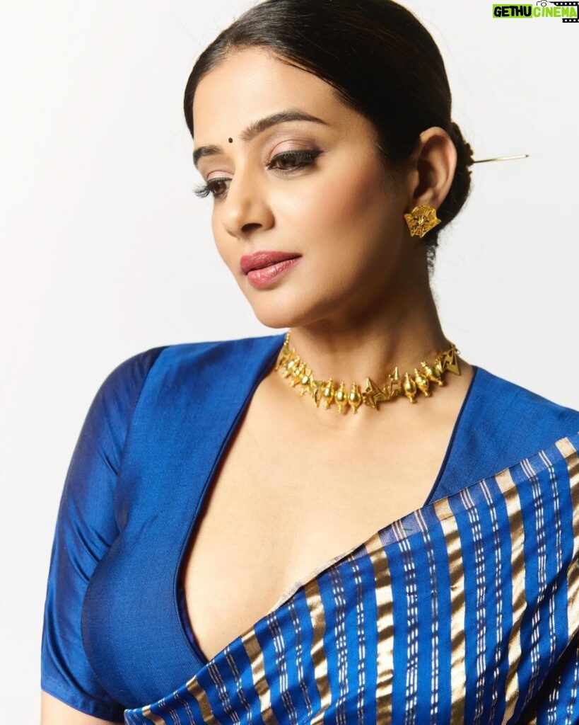 Priyamani Instagram - The charm of a saree never fades away .💙💙💙💙 For the trailer launch of #Article370💙💙 Saree : @labelsouravdas Jewellery : @romanarsinghaniofficial 📸 : @yash_vb Stylist : @theitembomb 💙❤ MUH : @pradeep_makeup @shobhahawale