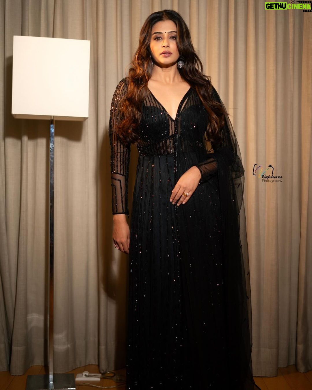 Priyamani Instagram - Today’s menu …. Serving lewks … 💁🏻♀️🧏🏼♀️🖤🖤🖤 MUH : @pradeep_makeup @shobhahawale Styling : @stylebyannapurna Team : @i.deekshasetti 📸: @v_capturesphotography Outfit : @_anjali_jha_____ Accessories : @alluringaccessories.a2 #bhamakalpam2movie #bhamakalpam2❤️❤️❤️