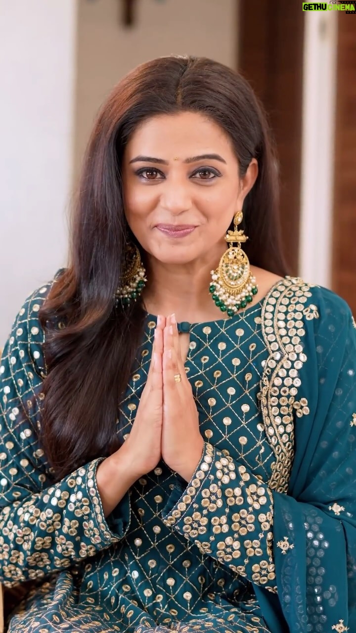 Priyamani Instagram - Amidst the festive buzz and family fun, I’m making the most of my shopping spree with incredible discounts using my Federal Bank card. But that’s not all – Federal Bank offers top-notch financial products, innovative services, and competitive rates! You can enjoy these benefits too. Just visit Federal 247 and open an account instantly. And don’t forget to download FedMobile, one of the most user-friendly banking apps I’ve ever used! 🙌 📲Just visit the link in my bio. Wishing you all a joyful Dusshera from both me and Federal Bank! 🌟 #FederalBank #FedFiesta #RishtaAapSeHaiSirfAppSeNahi #Dussehra #2023 #PerfectBankingPartner