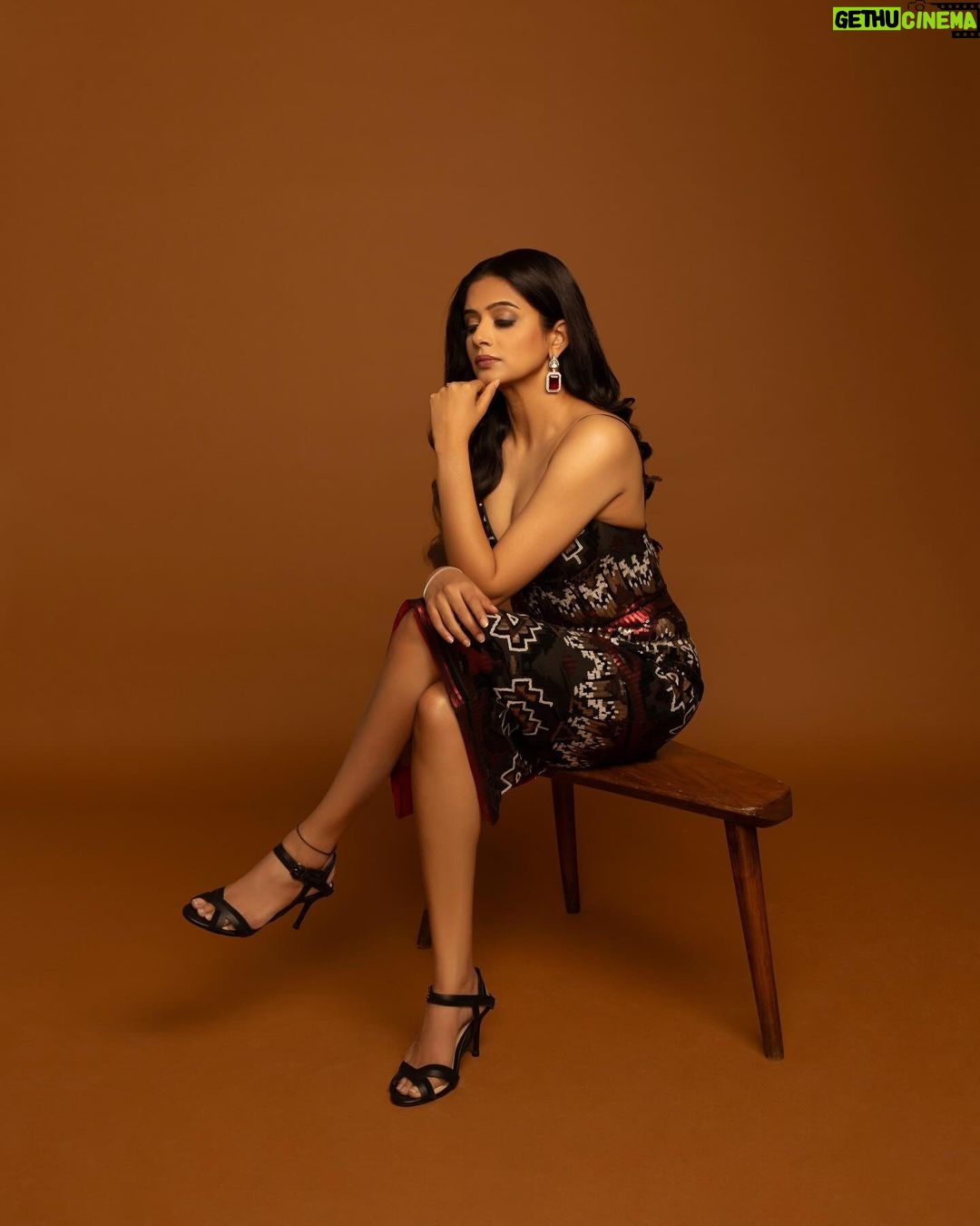 Priyamani Instagram - Be the EXTRA in extraordinary π₯π₯ Photographs by @mirrorcraftbynamit Wearing @johnandananth @dipublicrelations Styled by @theitembomb Jewels by @aquamarine_jewellery Shoes by @oceedeeshoes MUH @pradeep_makeup @shobhahawale