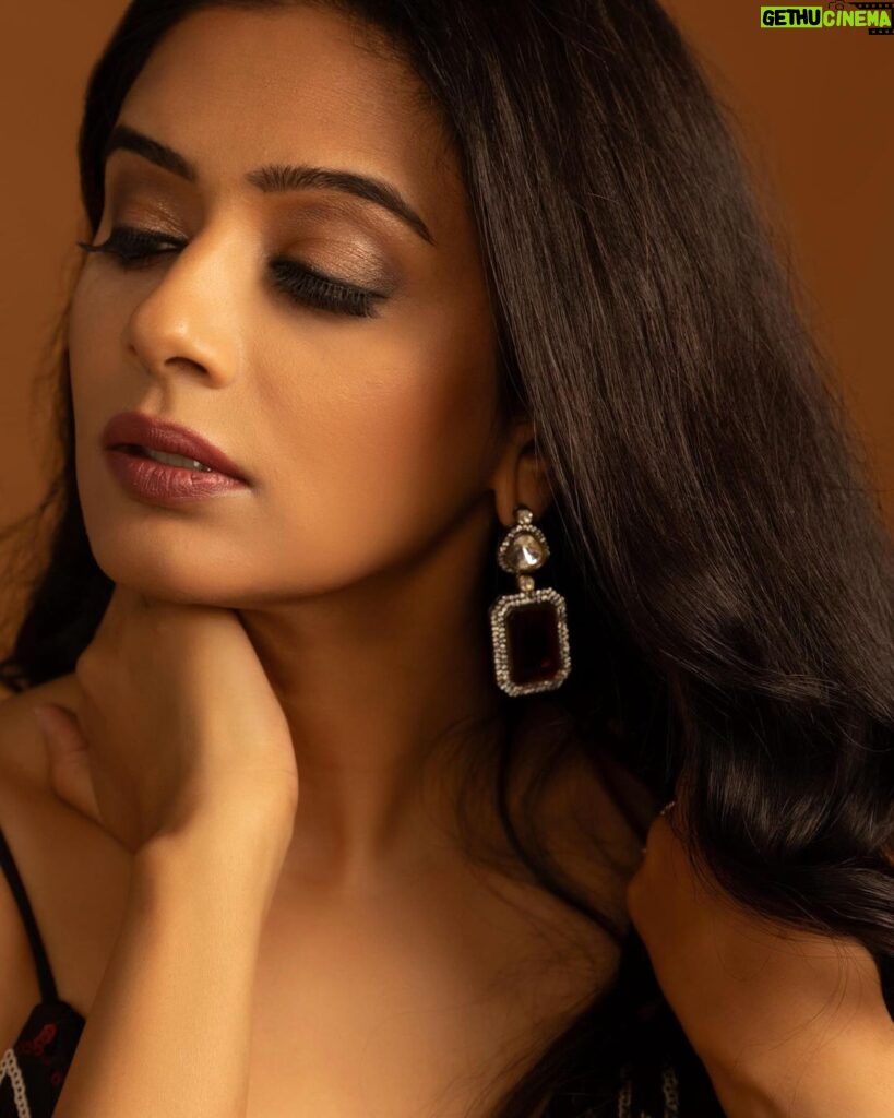 Priyamani Instagram - Be the EXTRA in extraordinary 🔥🔥 Photographs by @mirrorcraftbynamit Wearing @johnandananth @dipublicrelations Styled by @theitembomb Jewels by @aquamarine_jewellery Shoes by @oceedeeshoes MUH @pradeep_makeup @shobhahawale