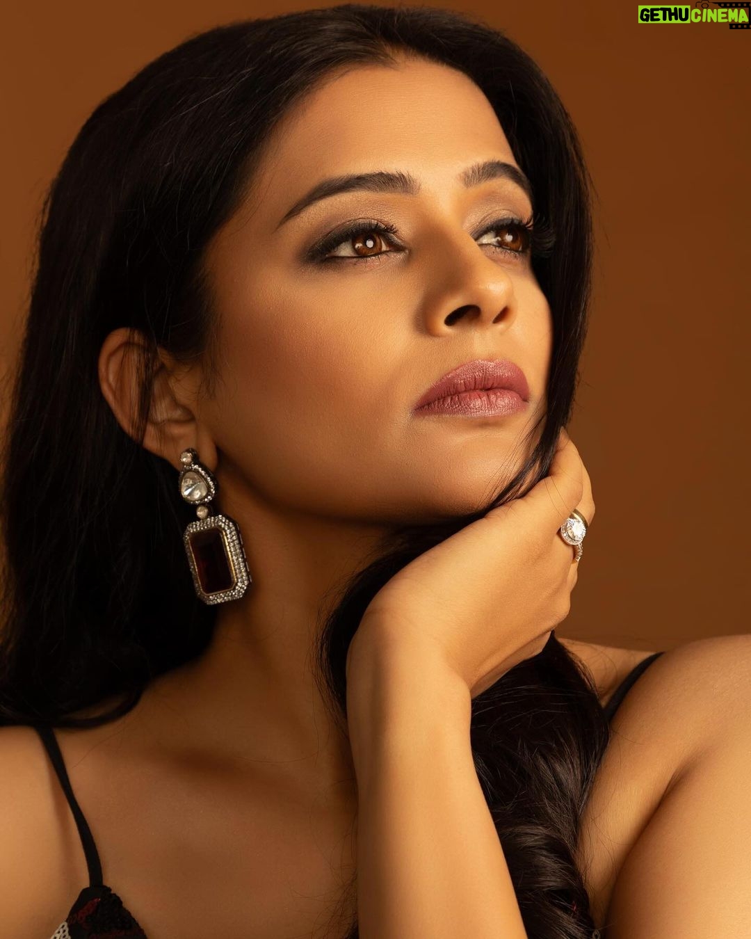 Priyamani Instagram - Be the EXTRA in extraordinary π₯π₯ Photographs by @mirrorcraftbynamit Wearing @johnandananth @dipublicrelations Styled by @theitembomb Jewels by @aquamarine_jewellery Shoes by @oceedeeshoes MUH @pradeep_makeup @shobhahawale