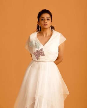 Priyamani Instagram - Dressed up for #Jawaan promotions

Photographs by @shotbyshahbaaz 
Wearing @labeldebelle @amigoscommunications 
Styled by @theitembomb 
Jewels by @aquamarine_jewellery 
Shoes by @oceedeeshoes 
PR @shaneemz @expansionprofficial 
MUH @pradeep_makeup @shobhahawale
