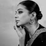 Priyamani Instagram - In a world of trends be timeless🩶🖤 Saree : @tilakamsarees Styling : @stylebyannapurna Jewellery : @houseofqc 📸 : @kiransaphotography PR : @shaneemz MUH : @pradeep_makeup @shobhahawale #jawanprereleaseevent #jawanon7september