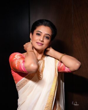 Priyamani Instagram - എല്ലാവർക്കും എന്റെ ഹൃദയം നിറഞ്ഞ ഓണാശംസകൾ🌼🌼🌼

📸…. @v_capturesphotography 
MUH : … @pradeep_makeup @shobhahawale
