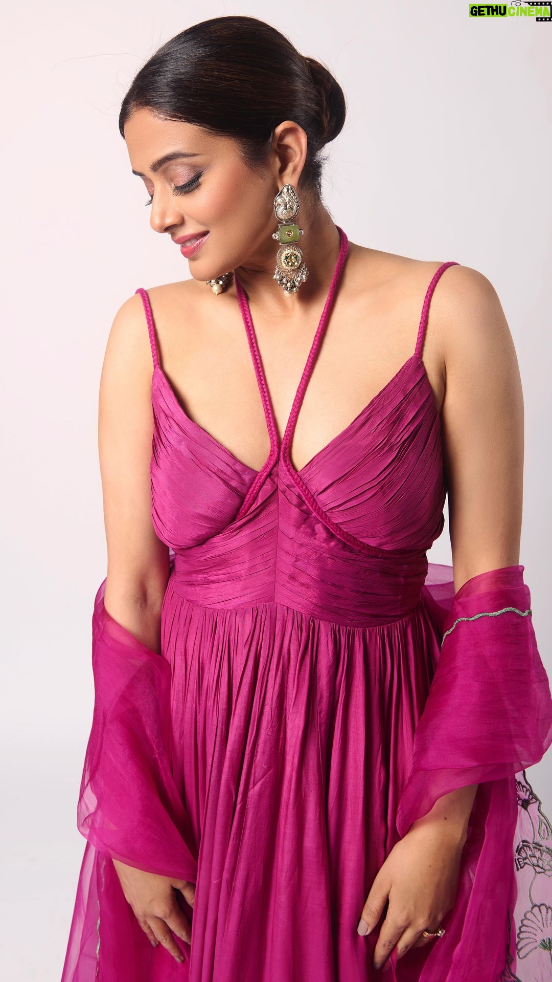 Priyamani Instagram - Pink state of mind 💞💞💞 Outfit : @baisegaba Earrings : @dilkashbyankita @vblitzcommunications 📸 : @yash_vb Styled by : @theitembomb ❤️ MUH : @pradeep_makeup @shobhahawale #article370 #february23rd #gratitude