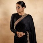 Priyamani Instagram - In a world of trends be timeless🩶🖤 Saree : @tilakamsarees Styling : @stylebyannapurna Jewellery : @houseofqc 📸 : @kiransaphotography PR : @shaneemz MUH : @pradeep_makeup @shobhahawale #jawanprereleaseevent #jawanon7september