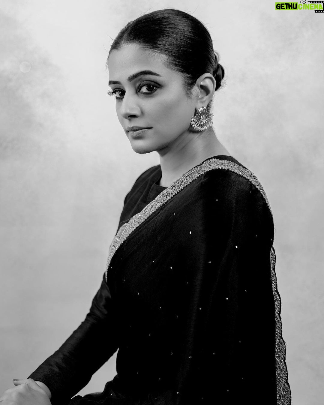 Priyamani Instagram - In a world of trends be timeless🩶🖤 Saree : @tilakamsarees Styling : @stylebyannapurna Jewellery : @houseofqc 📸 : @kiransaphotography PR : @shaneemz MUH : @pradeep_makeup @shobhahawale #jawanprereleaseevent #jawanon7september