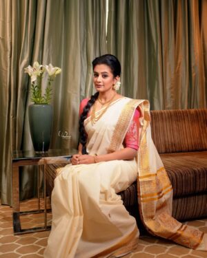 Priyamani Instagram - എല്ലാവർക്കും എന്റെ ഹൃദയം നിറഞ്ഞ ഓണാശംസകൾ🌼🌼🌼

📸…. @v_capturesphotography 
MUH : … @pradeep_makeup @shobhahawale