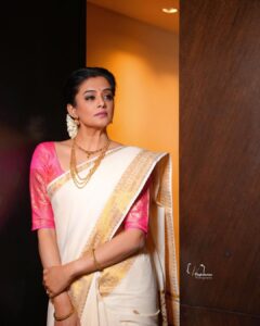 Priyamani Instagram - എല്ലാവർക്കും എന്റെ ഹൃദയം നിറഞ്ഞ ഓണാശംസകൾ🌼🌼🌼 📸…. @v_capturesphotography MUH : … @pradeep_makeup @shobhahawale