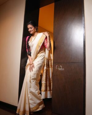Priyamani Instagram - എല്ലാവർക്കും എന്റെ ഹൃദയം നിറഞ്ഞ ഓണാശംസകൾ🌼🌼🌼

📸…. @v_capturesphotography 
MUH : … @pradeep_makeup @shobhahawale