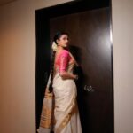 Priyamani Instagram – എല്ലാവർക്കും എന്റെ ഹൃദയം നിറഞ്ഞ ഓണാശംസകൾ🌼🌼🌼

📸…. @v_capturesphotography 
MUH : … @pradeep_makeup @shobhahawale
