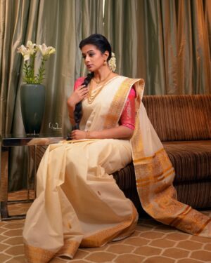 Priyamani Instagram - എല്ലാവർക്കും എന്റെ ഹൃദയം നിറഞ്ഞ ഓണാശംസകൾ🌼🌼🌼

📸…. @v_capturesphotography 
MUH : … @pradeep_makeup @shobhahawale