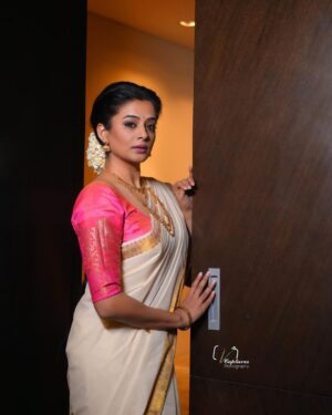 Priyamani Instagram - എല്ലാവർക്കും എന്റെ ഹൃദയം നിറഞ്ഞ ഓണാശംസകൾ🌼🌼🌼

📸…. @v_capturesphotography 
MUH : … @pradeep_makeup @shobhahawale