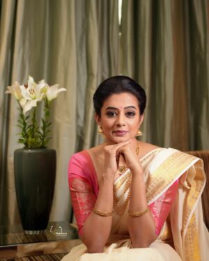 Priyamani Instagram - എല്ലാവർക്കും എന്റെ ഹൃദയം നിറഞ്ഞ ഓണാശംസകൾ🌼🌼🌼

📸…. @v_capturesphotography 
MUH : … @pradeep_makeup @shobhahawale