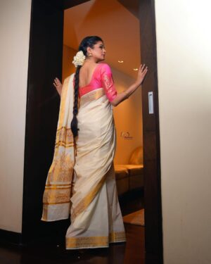 Priyamani Instagram - എല്ലാവർക്കും എന്റെ ഹൃദയം നിറഞ്ഞ ഓണാശംസകൾ🌼🌼🌼

📸…. @v_capturesphotography 
MUH : … @pradeep_makeup @shobhahawale