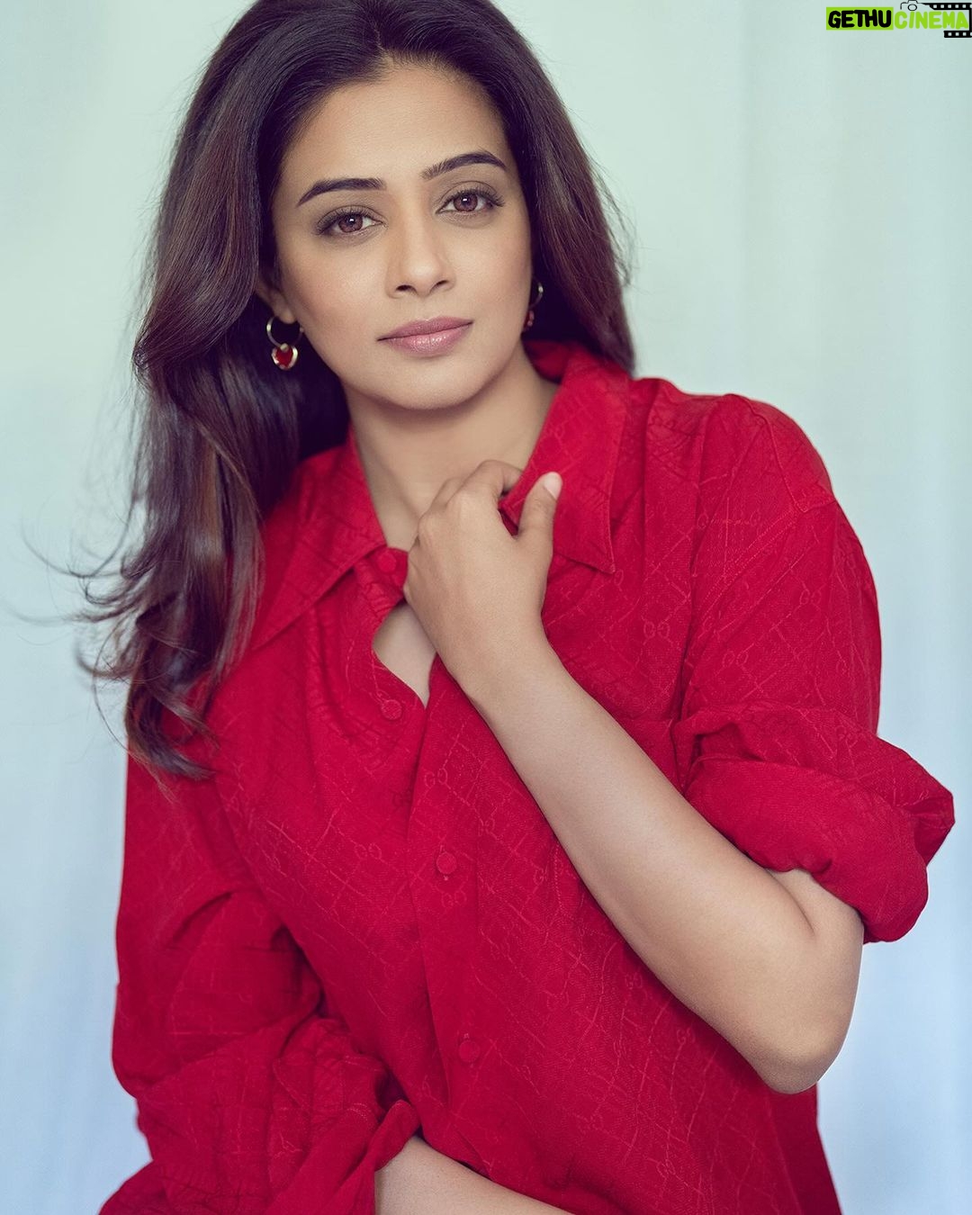 Priyamani Instagram - Red is uplifting 🌹 @gucci @just_lil_things_ 📸 @sbk_shuhaib Retouching @ajmaltorres Styled by @theitembomb ❤️❤️ MUH : @pradeep_makeup @shobhahawale