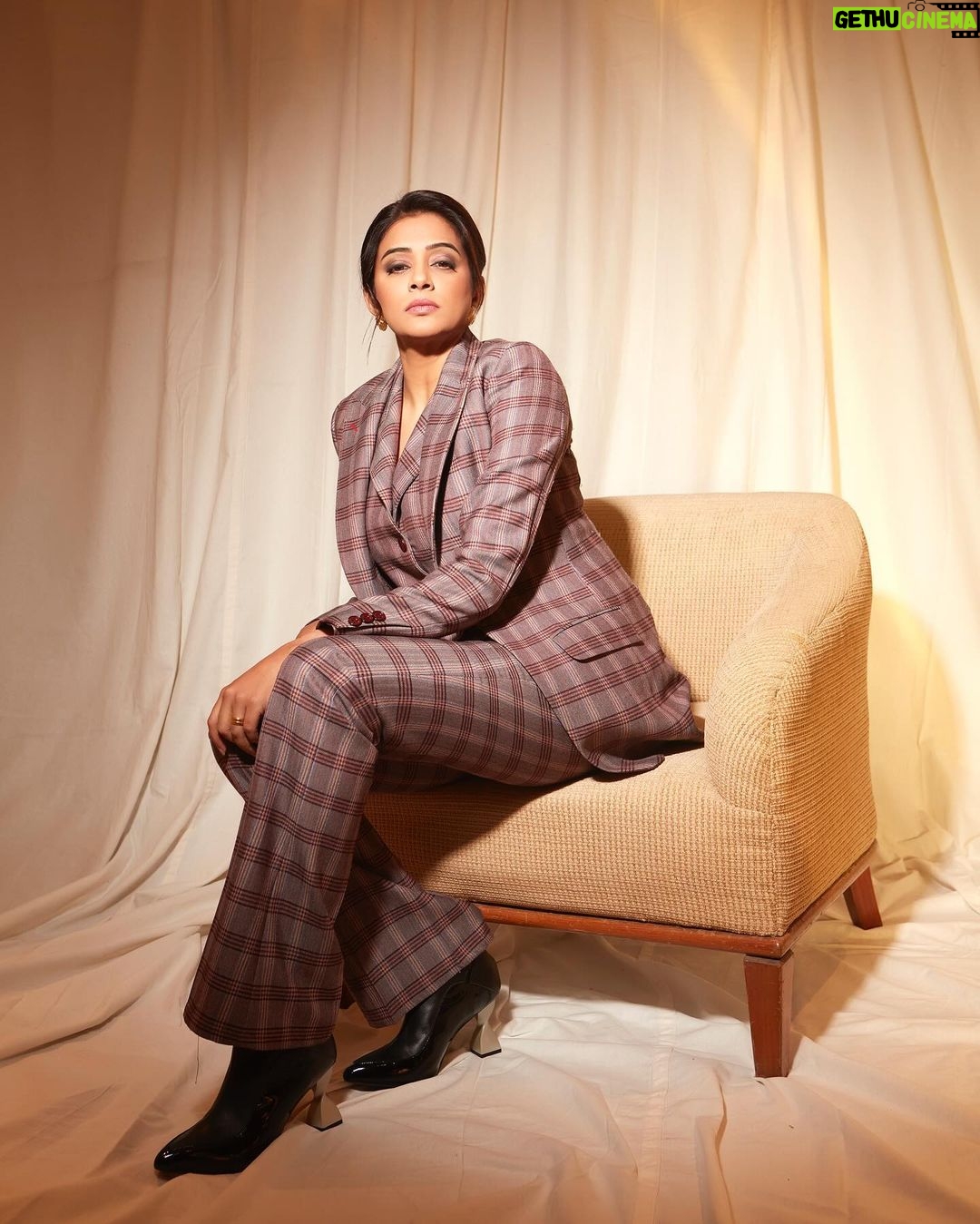 Priyamani Instagram - Power suiting through 🌹 #amazonprimevideo #areyouready @tweed.and.twine @viangevintage 📸 @shivamguptaphotography Shoes @oceedeeshoes Styled by @theitembomb MUH : @pradeep_makeup @shobhahawale