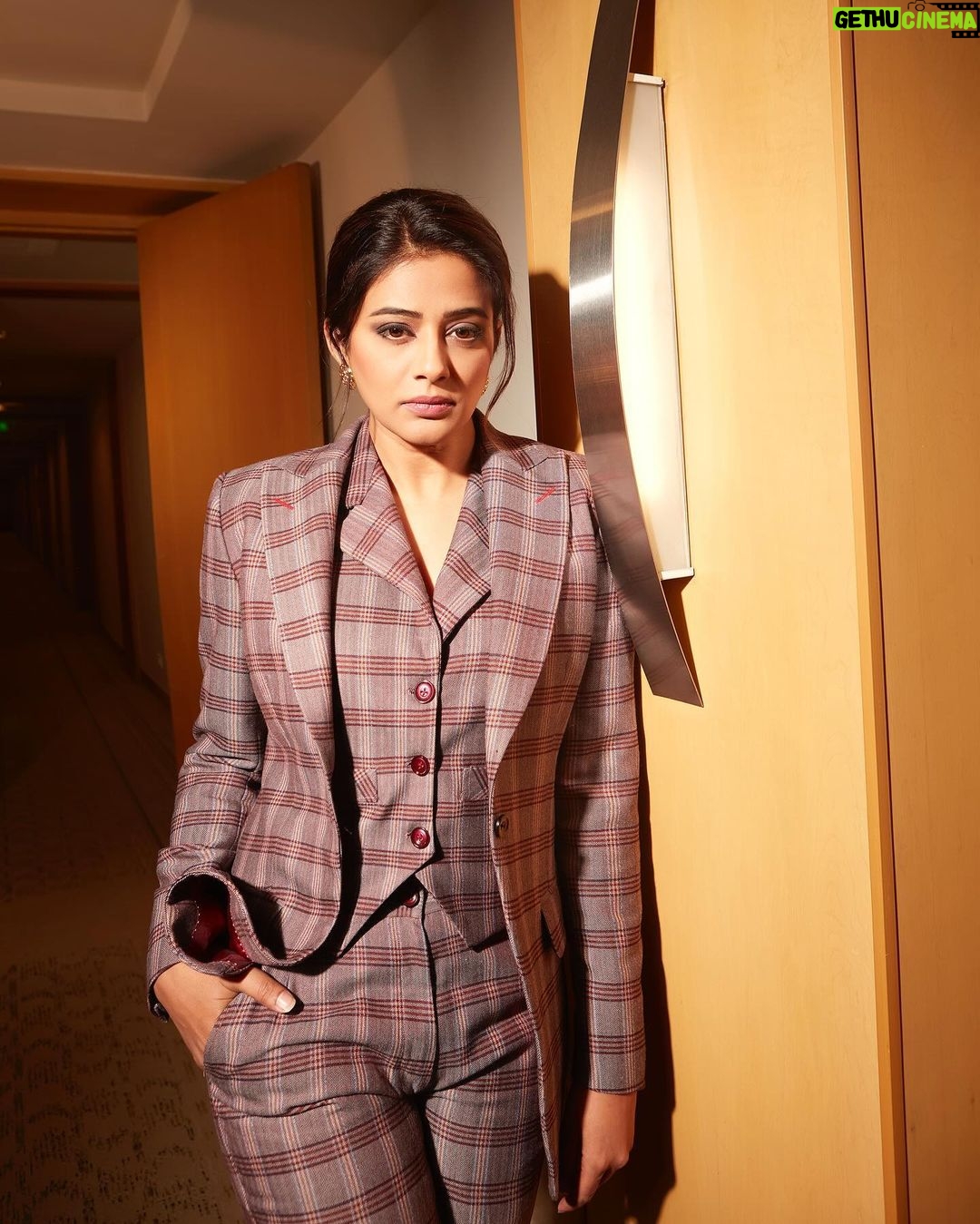 Priyamani Instagram - Power suiting through 🌹 #amazonprimevideo #areyouready @tweed.and.twine @viangevintage 📸 @shivamguptaphotography Shoes @oceedeeshoes Styled by @theitembomb MUH : @pradeep_makeup @shobhahawale