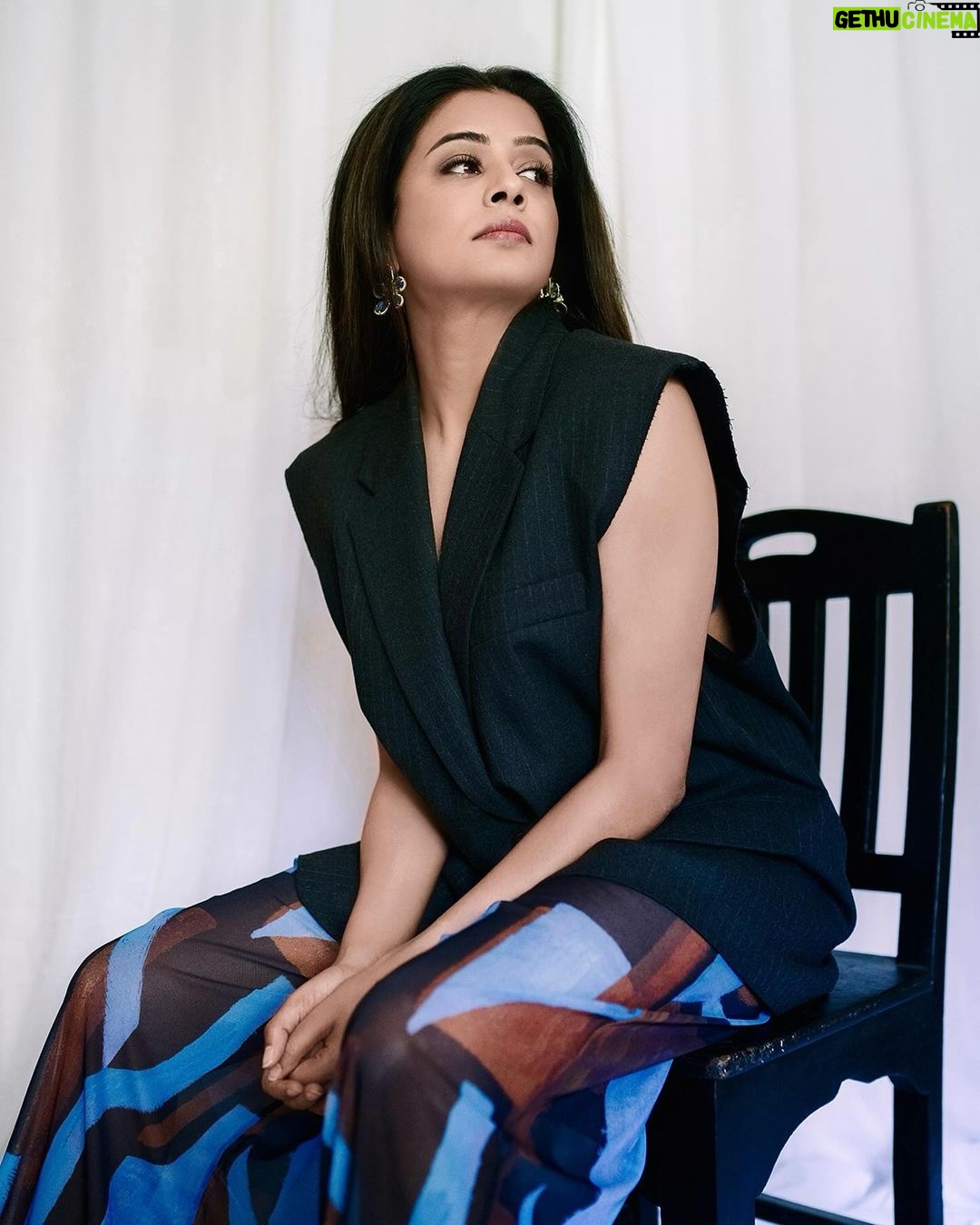 Priyamani Instagram - Just feeling 🖤💙 Wearing @zara & @just_lil_things_ 📸 @sbk_shuhaib Retouching @ajmaltorres Styled by @theitembomb ❤️❤️ MUH : @pradeep_makeup @shobhahawale