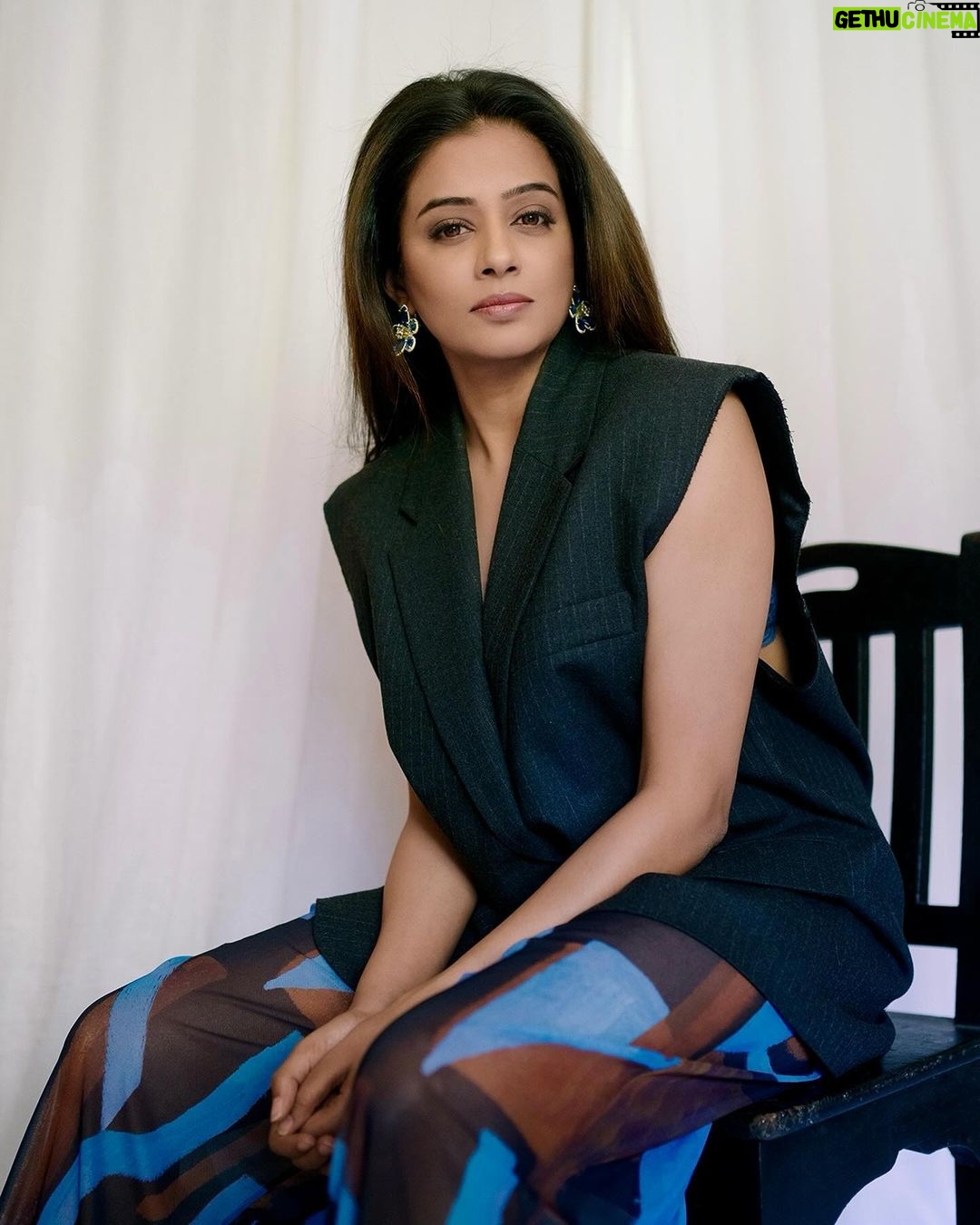 Priyamani Instagram - Just feeling 🖤💙 Wearing @zara & @just_lil_things_ 📸 @sbk_shuhaib Retouching @ajmaltorres Styled by @theitembomb ❤️❤️ MUH : @pradeep_makeup @shobhahawale