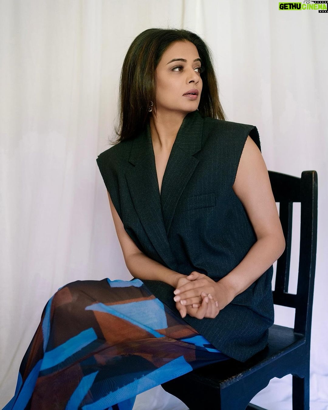 Priyamani Instagram - Just feeling 🖤💙 Wearing @zara & @just_lil_things_ 📸 @sbk_shuhaib Retouching @ajmaltorres Styled by @theitembomb ❤️❤️ MUH : @pradeep_makeup @shobhahawale