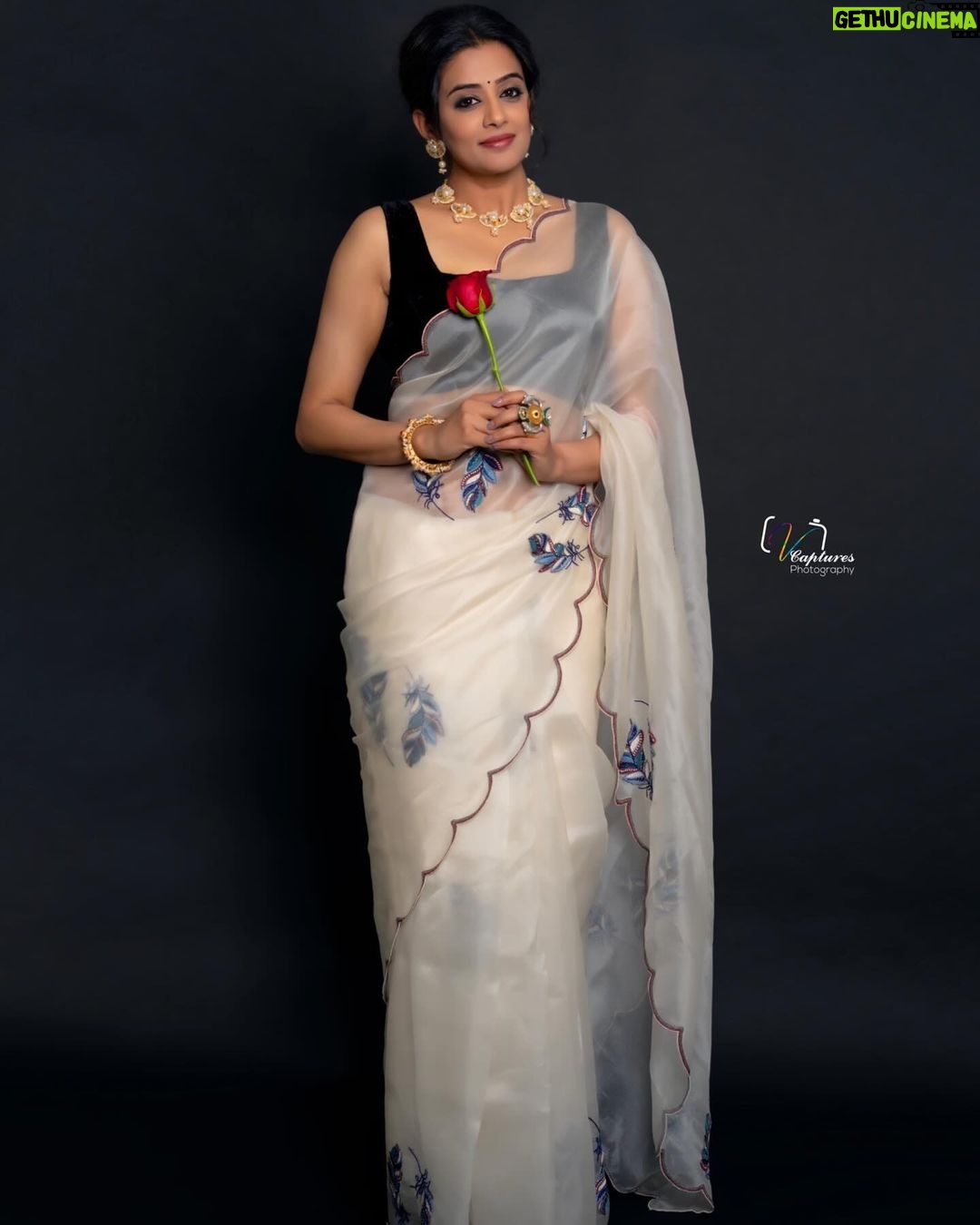 Priyamani Instagram - Embrace the drapes …. Adore the grace ❤️❤️❤️❤️ Saree : @phanireddyofficial Jewellery : @houseofqc Styling : @stylebyannapurna Team : @i.deekshasetti 📸 : @v_capturesphotography MUH : @pradeep_makeup @shobhahawale
