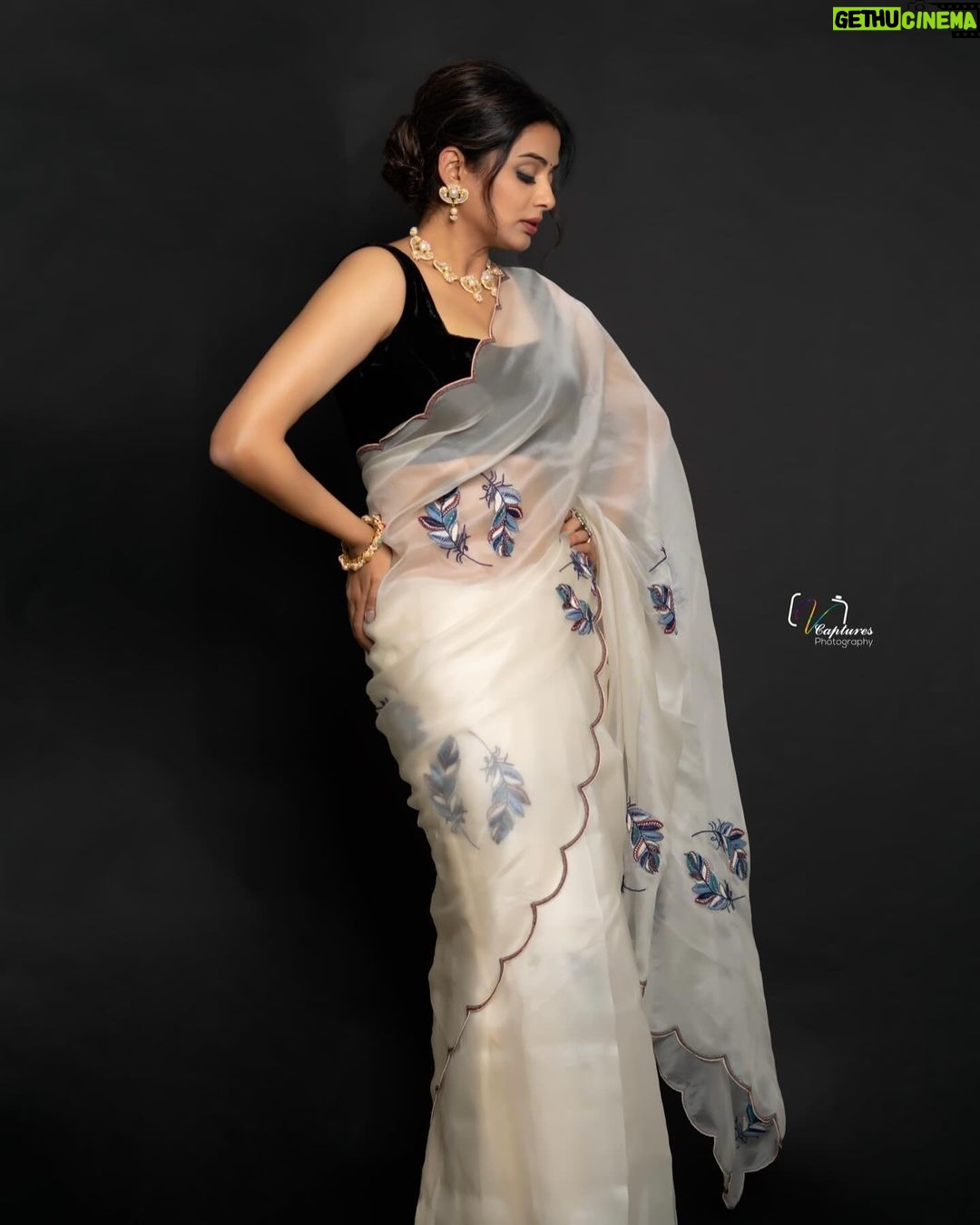 Priyamani Instagram - Embrace the drapes …. Adore the grace ❤️❤️❤️❤️ Saree : @phanireddyofficial Jewellery : @houseofqc Styling : @stylebyannapurna Team : @i.deekshasetti 📸 : @v_capturesphotography MUH : @pradeep_makeup @shobhahawale