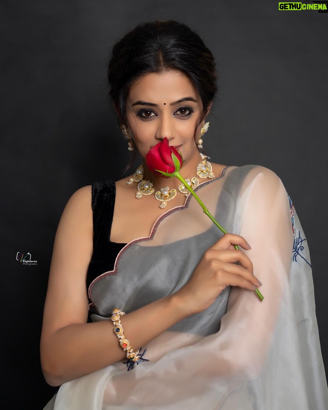 Priyamani Instagram - Embrace the drapes …. Adore the grace ❤️❤️❤️❤️ Saree : @phanireddyofficial Jewellery : @houseofqc Styling : @stylebyannapurna Team : @i.deekshasetti 📸 : @v_capturesphotography MUH : @pradeep_makeup @shobhahawale